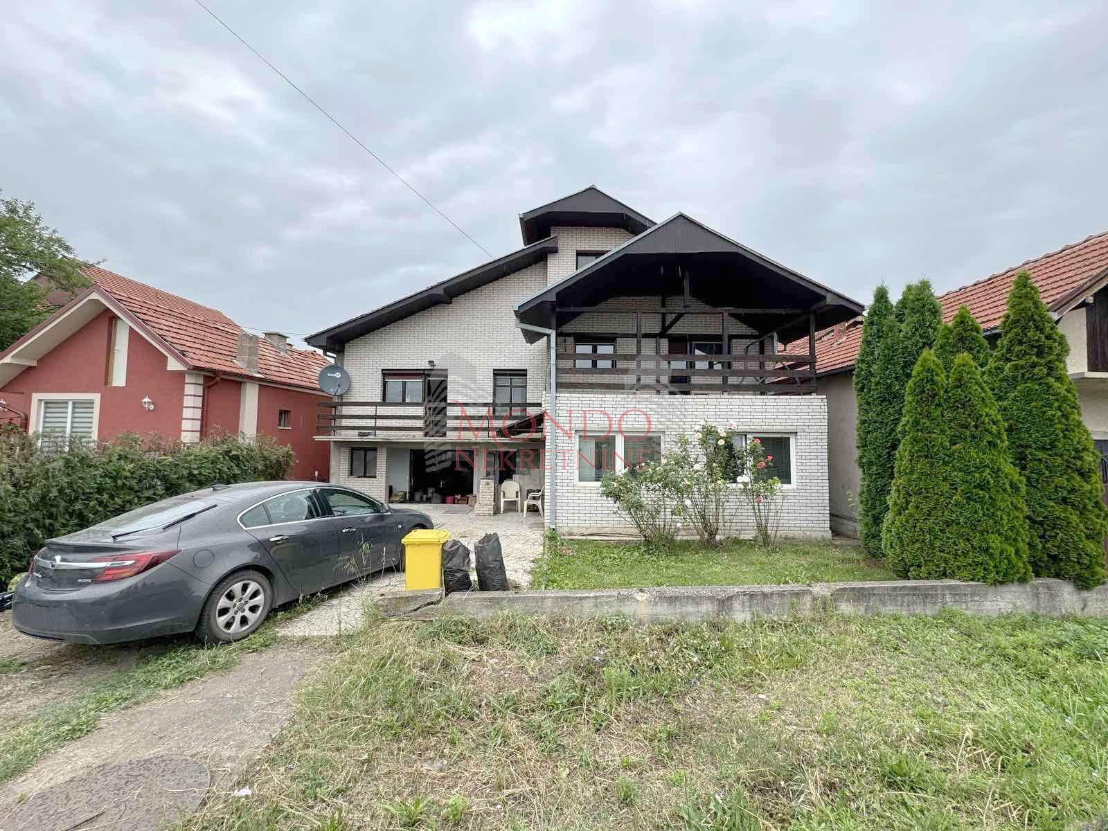 Na prodaju kuca sa poslovnim objektom u Donjem Komrenu na glavnom putu 2