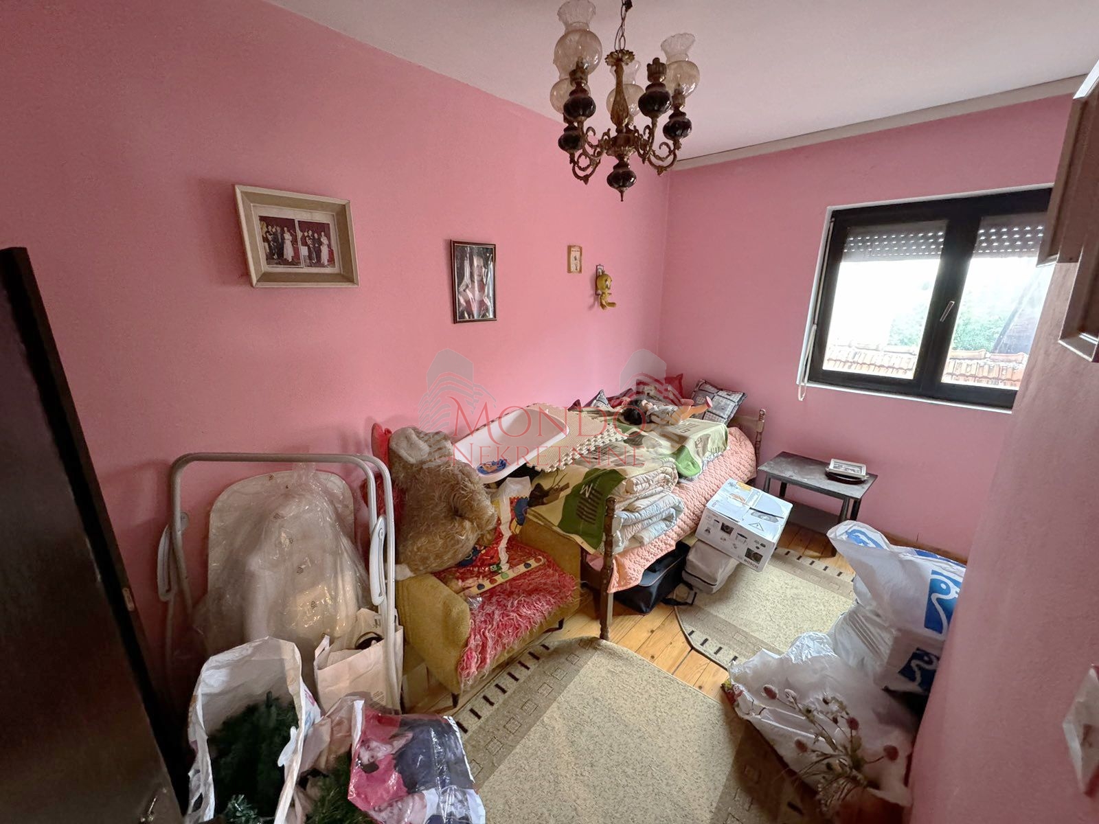 Na prodaju kuca sa poslovnim objektom u Donjem Komrenu na glavnom putu 9