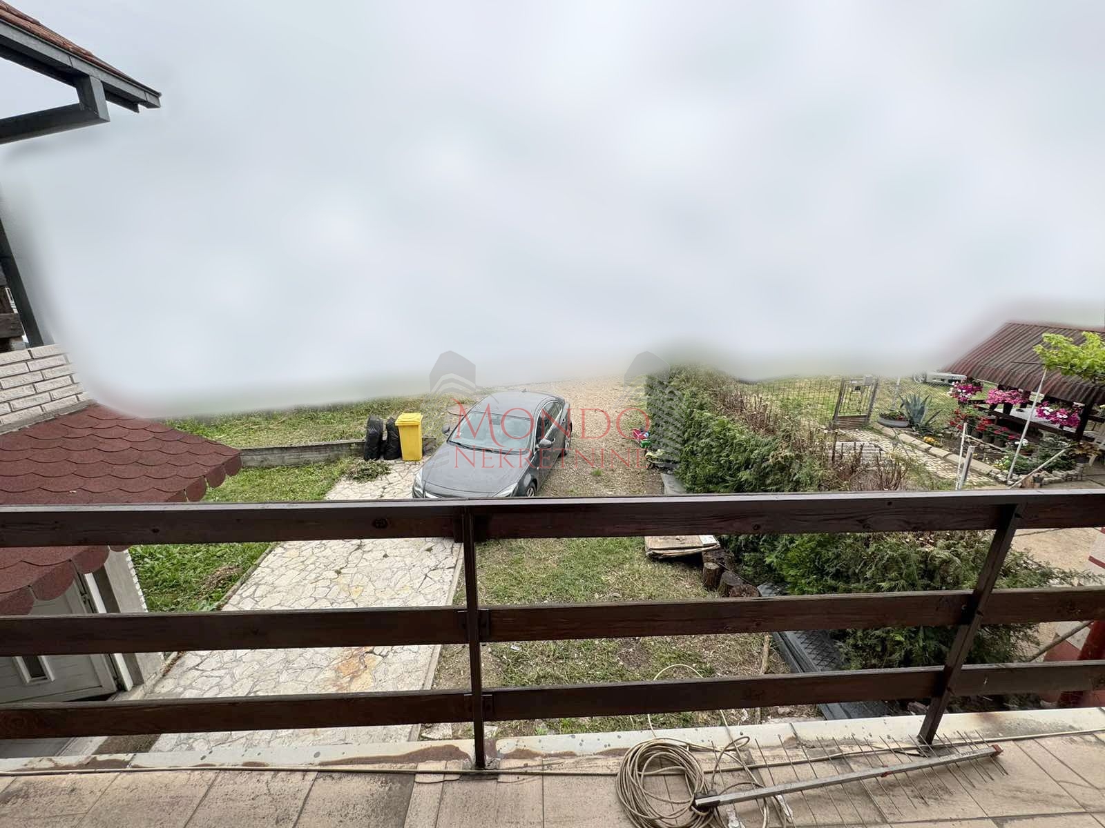 Na prodaju kuca sa poslovnim objektom u Donjem Komrenu na glavnom putu 3