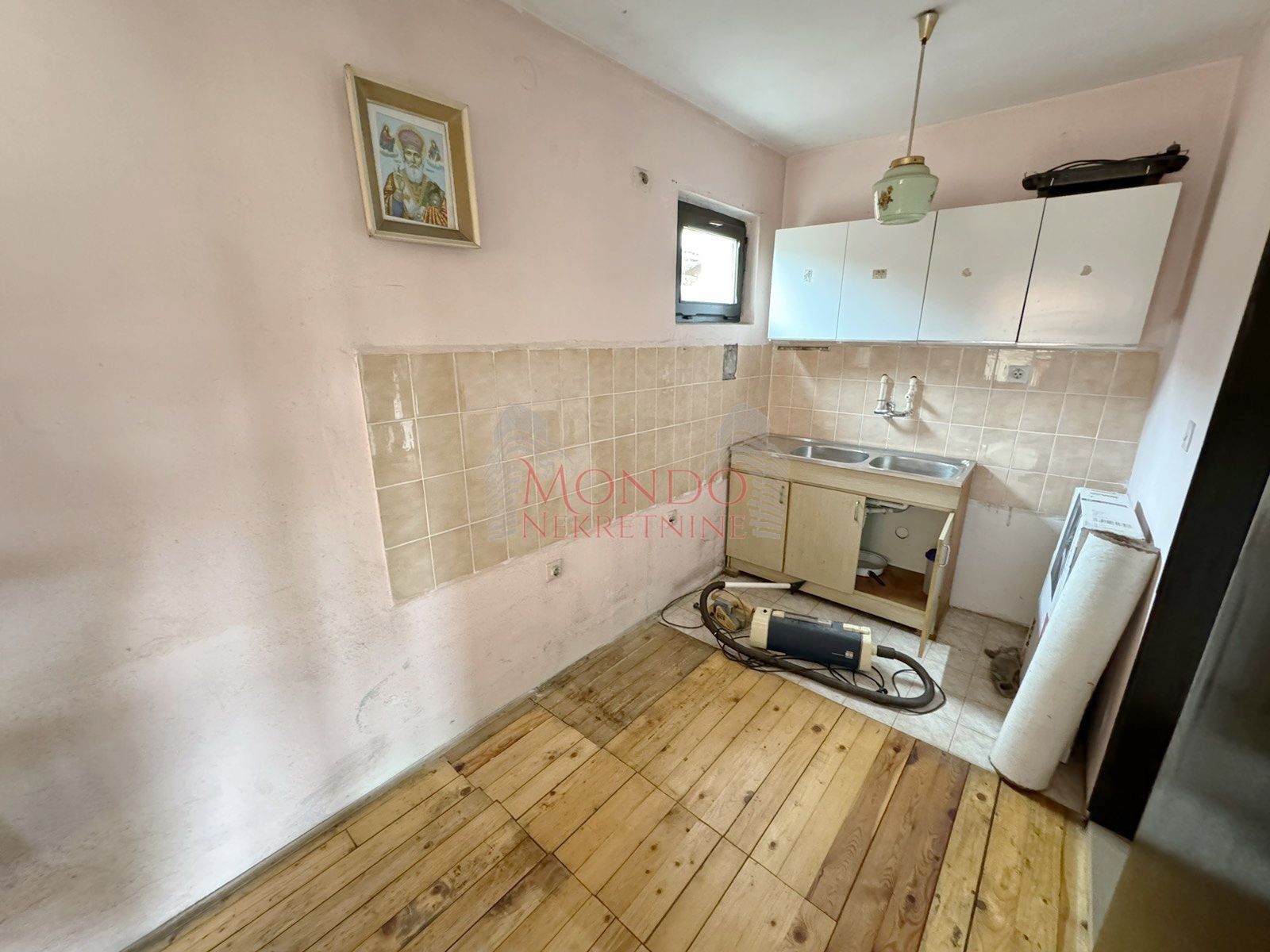 Na prodaju kuca sa poslovnim objektom u Donjem Komrenu na glavnom putu 7