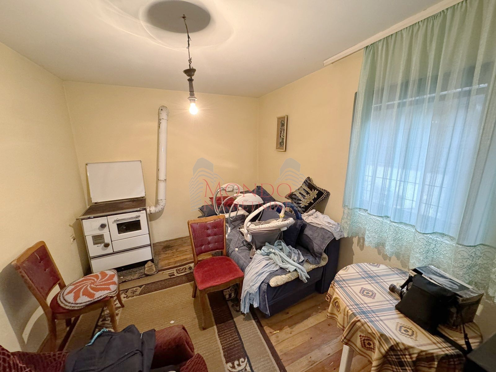 Na prodaju kuca sa poslovnim objektom u Donjem Komrenu na glavnom putu 15