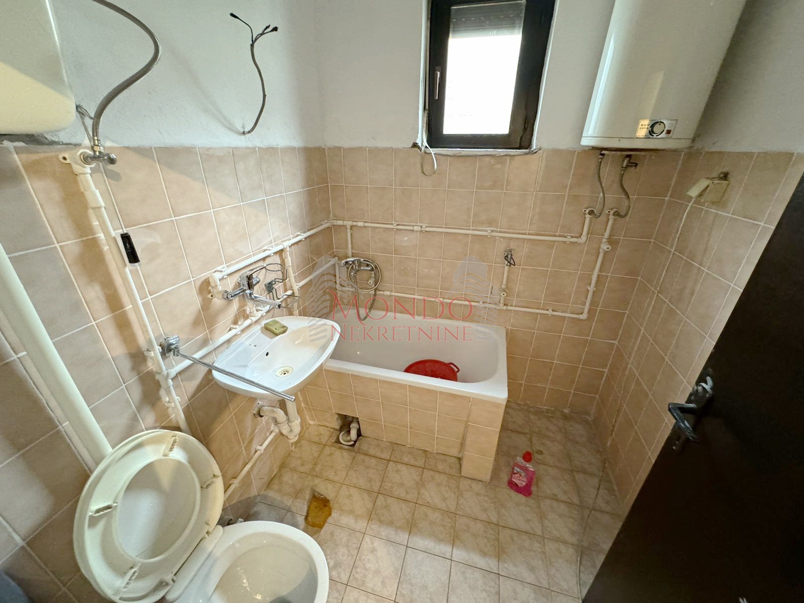 Na prodaju kuca sa poslovnim objektom u Donjem Komrenu na glavnom putu 13