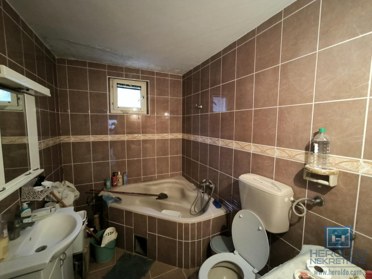 Na prodaju nameštena spratna kuća u Ćupriji 11