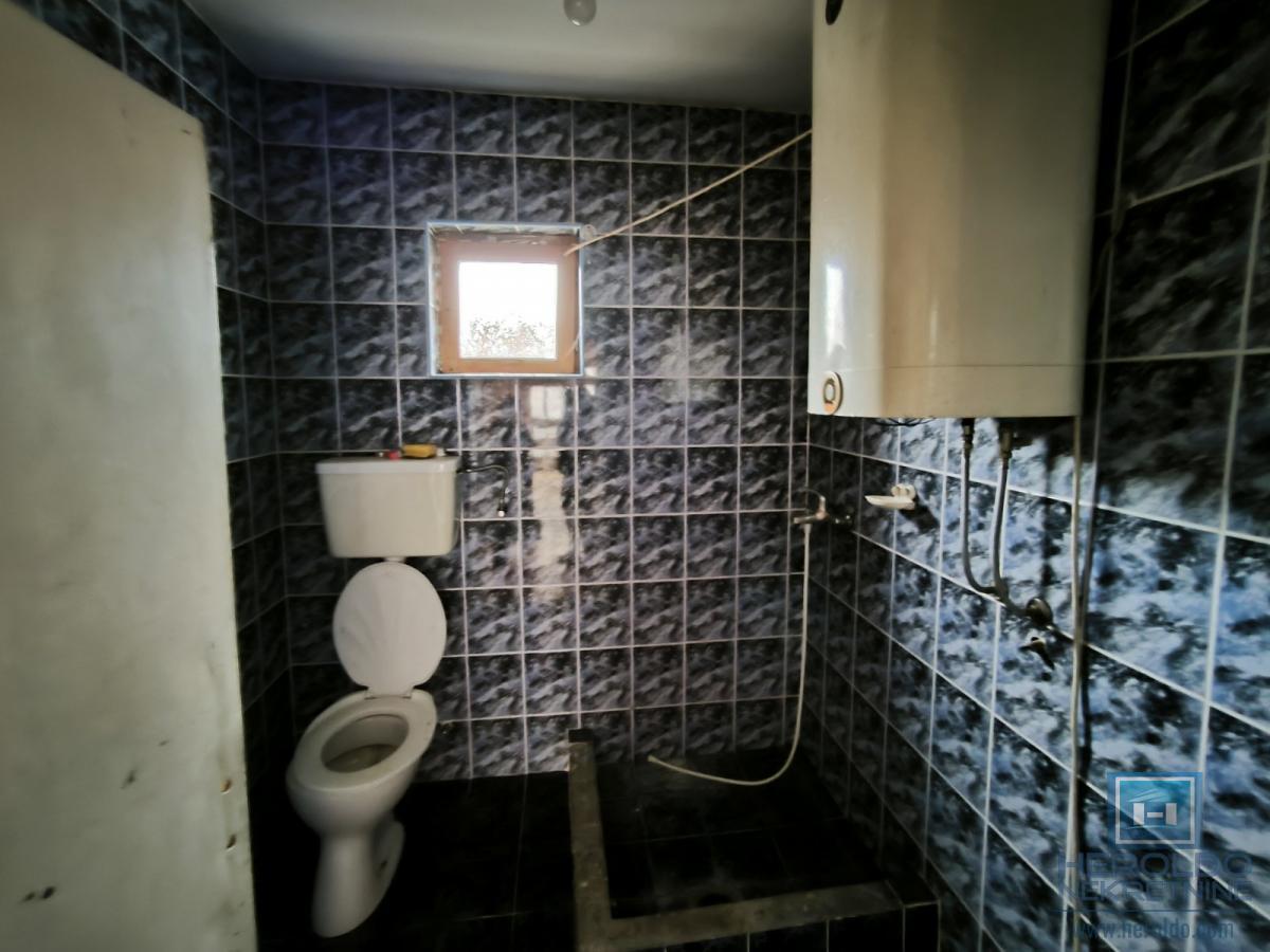 Na prodaju nameštena spratna kuća u Ćupriji 12