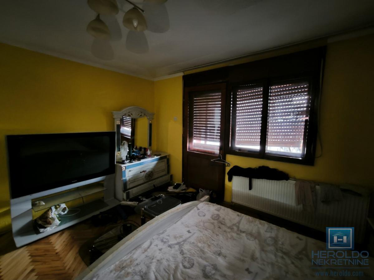 Na prodaju nameštena spratna kuća u Ćupriji 9