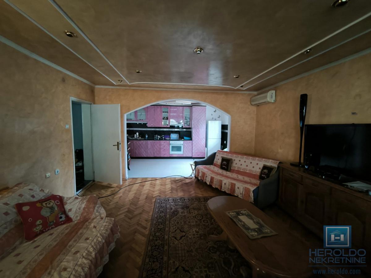 Na prodaju nameštena spratna kuća u Ćupriji 2