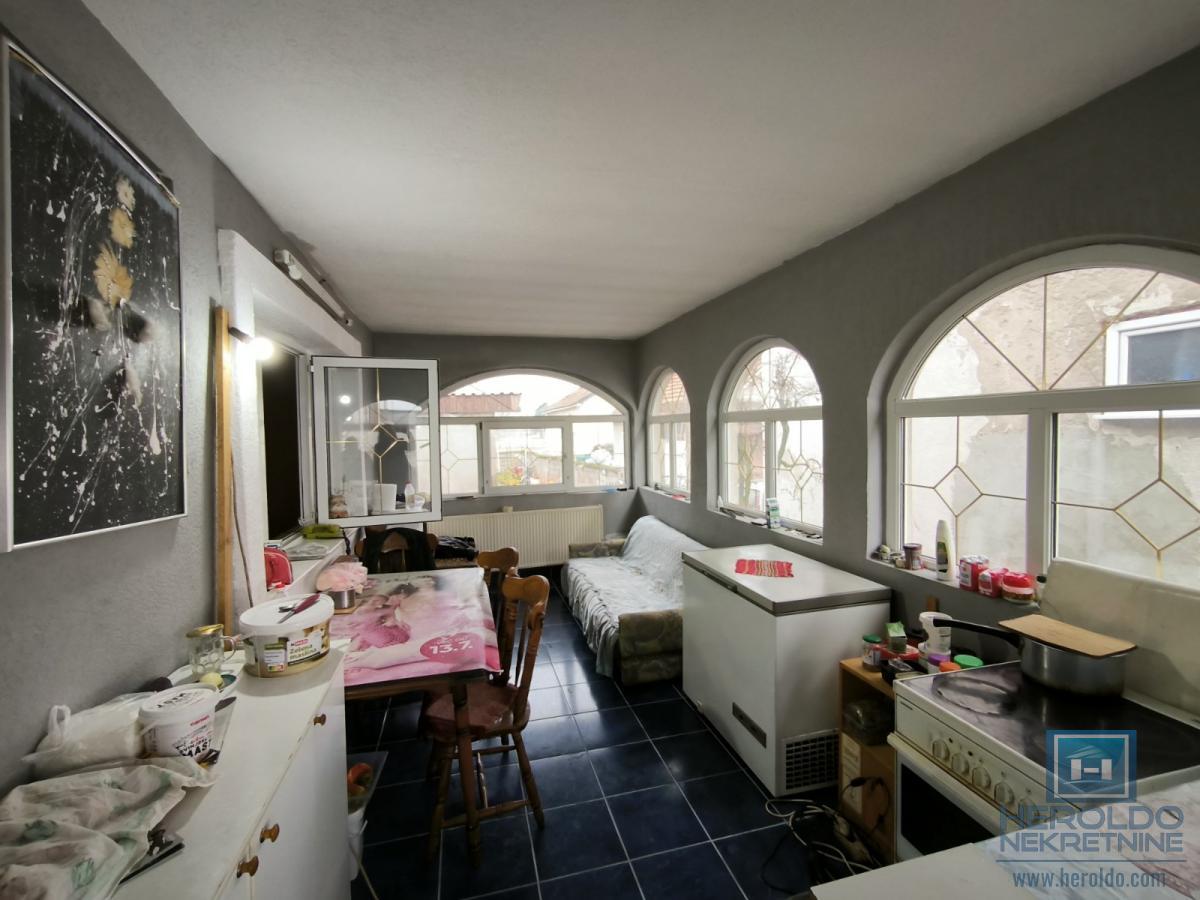 Na prodaju nameštena spratna kuća u Ćupriji 3