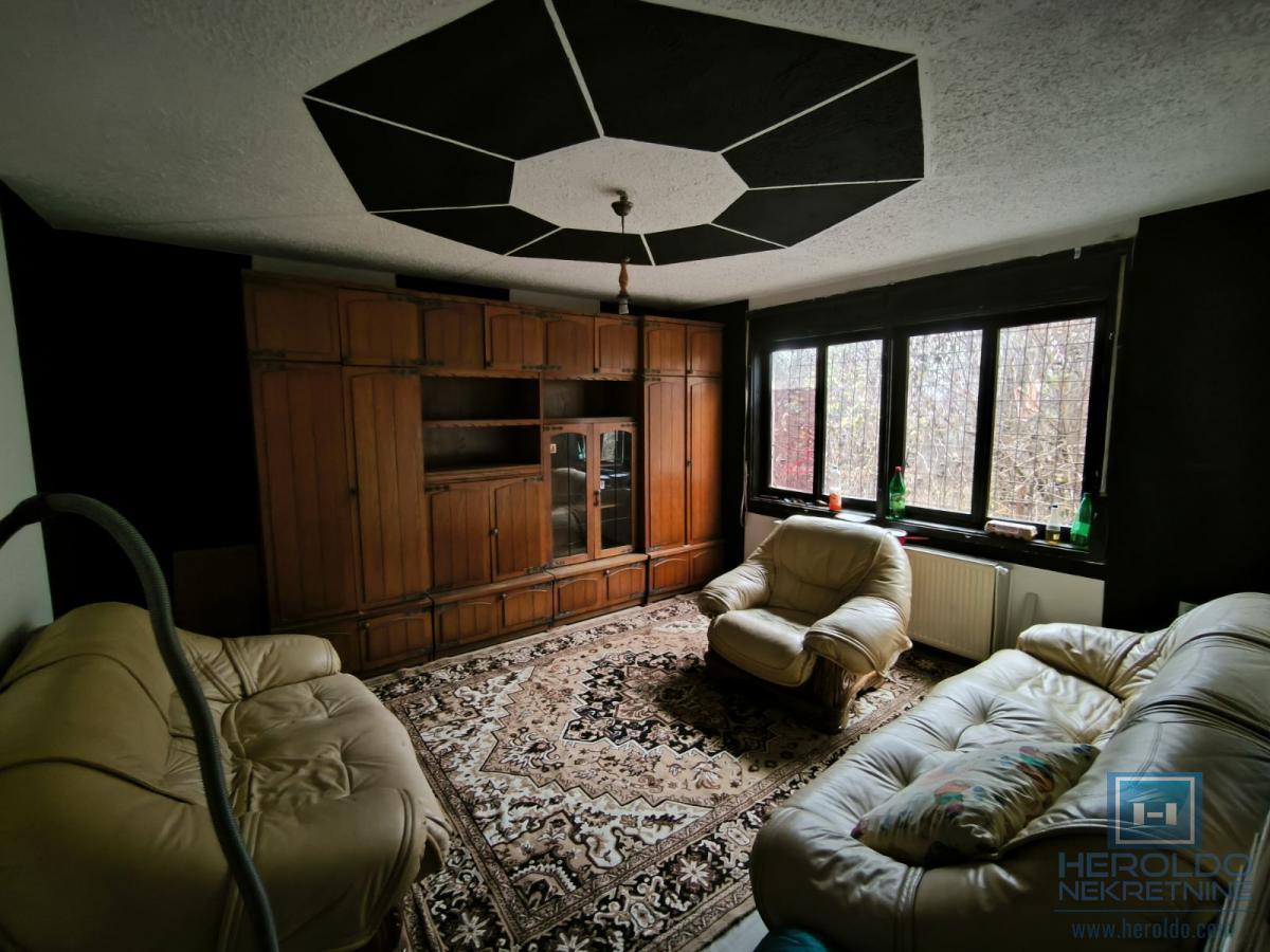 Na prodaju nameštena spratna kuća u Ćupriji 4