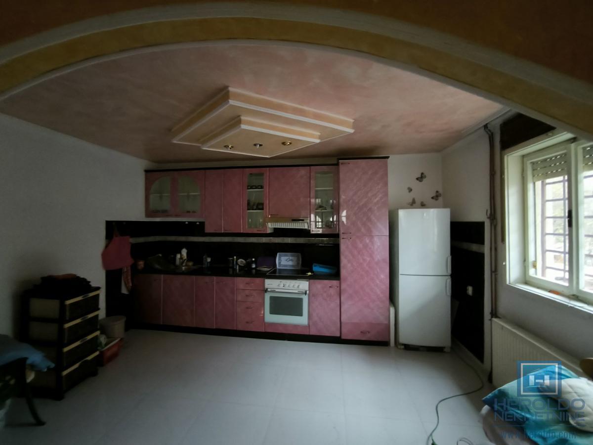 Na prodaju nameštena spratna kuća u Ćupriji 5