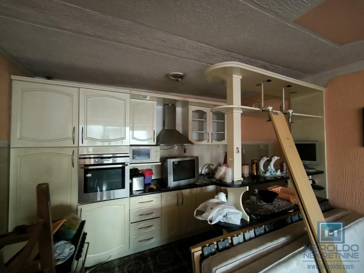 Na prodaju nameštena spratna kuća u Ćupriji 7