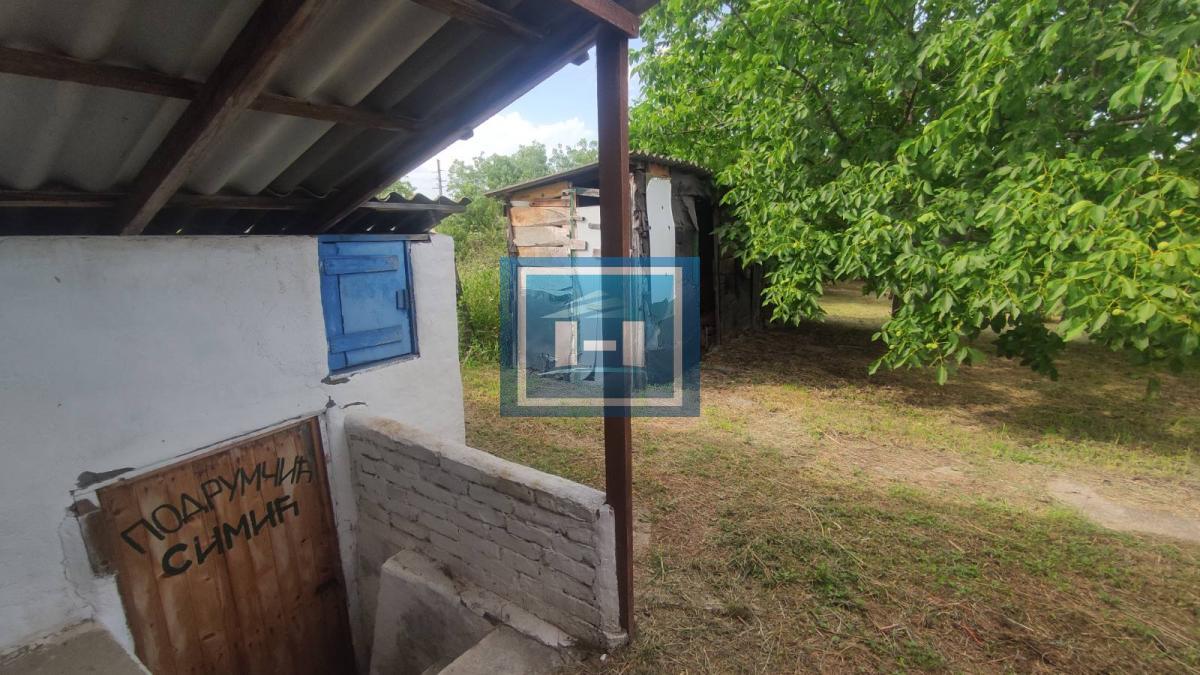 Vikendica na Liparu na 7,38 ari placa do glavnog puta 11