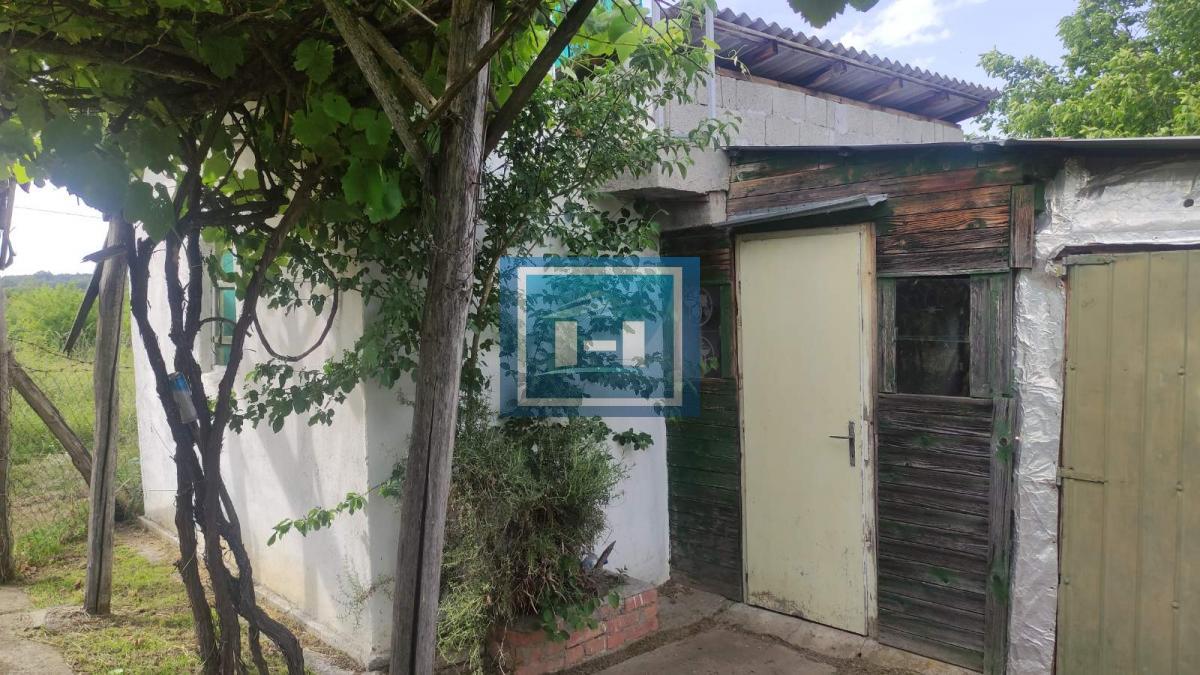 Vikendica na Liparu na 7,38 ari placa do glavnog puta 12