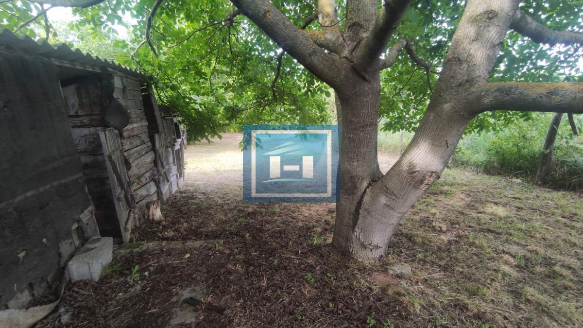 Vikendica na Liparu na 7,38 ari placa do glavnog puta 14