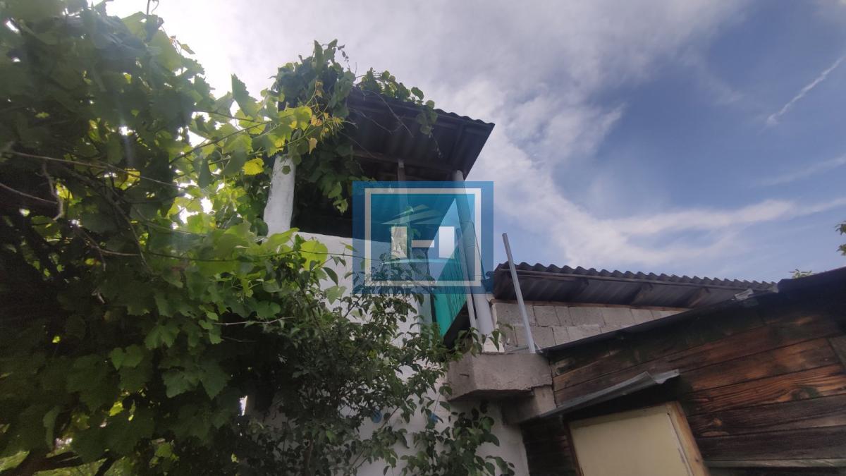 Vikendica na Liparu na 7,38 ari placa do glavnog puta 2