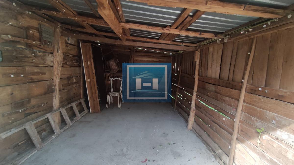 Vikendica na Liparu na 7,38 ari placa do glavnog puta 8