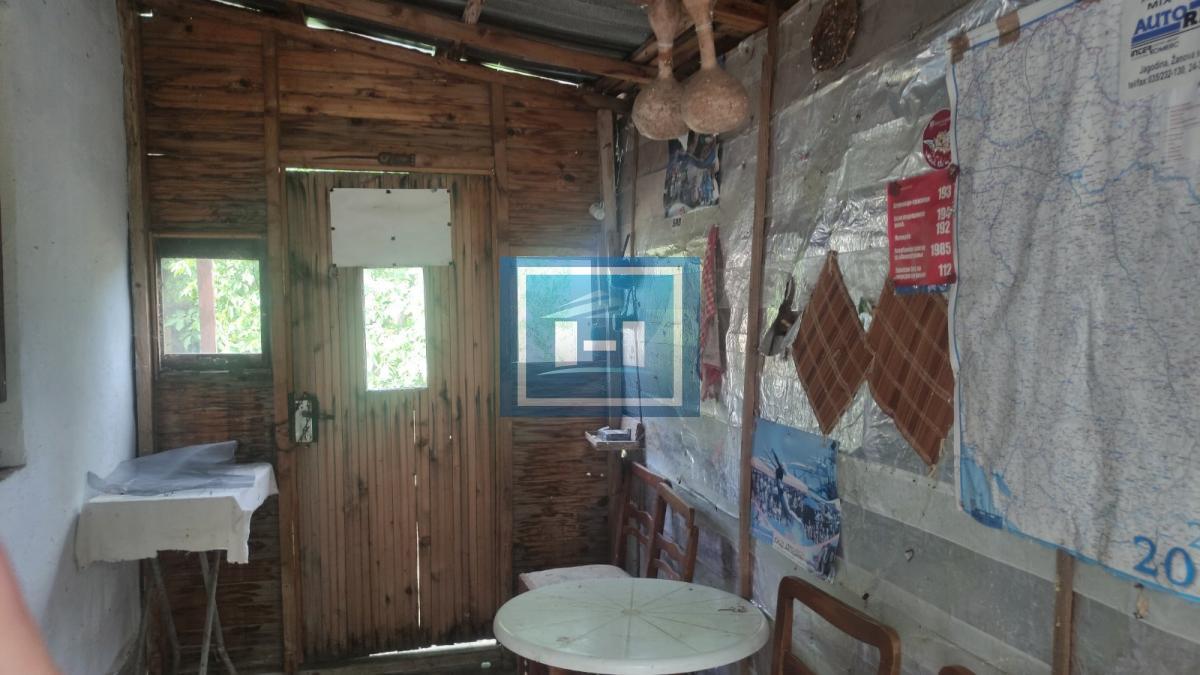 Vikendica na Liparu na 7,38 ari placa do glavnog puta 9