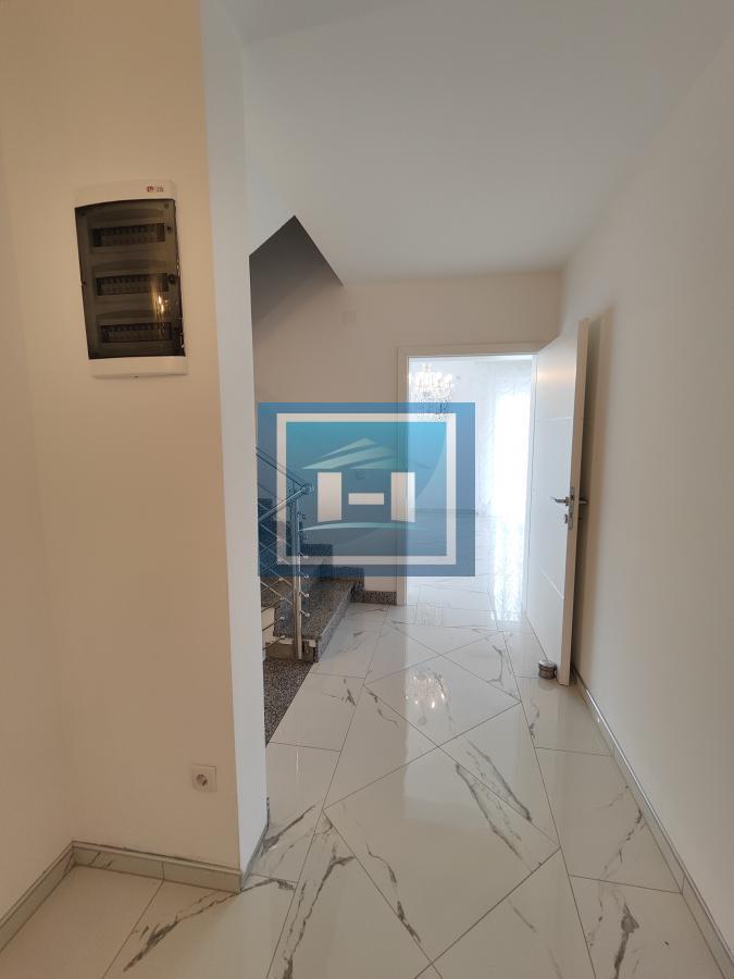 Legalizovana moderno opremljena kuća u Donjem Štiplju 35