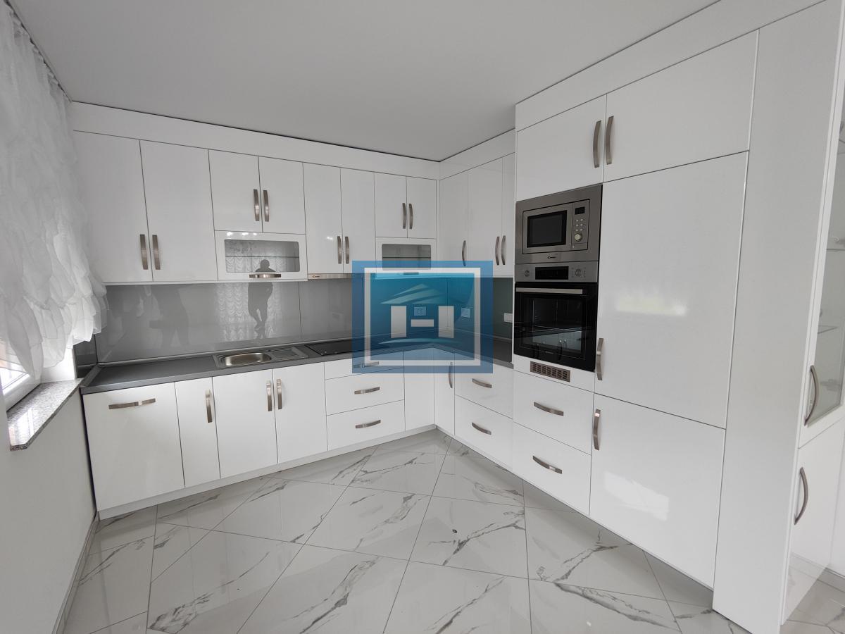 Legalizovana moderno opremljena kuća u Donjem Štiplju 39