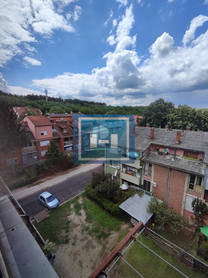 Komforan jednoiposoban stan u mirnom delu grada 4