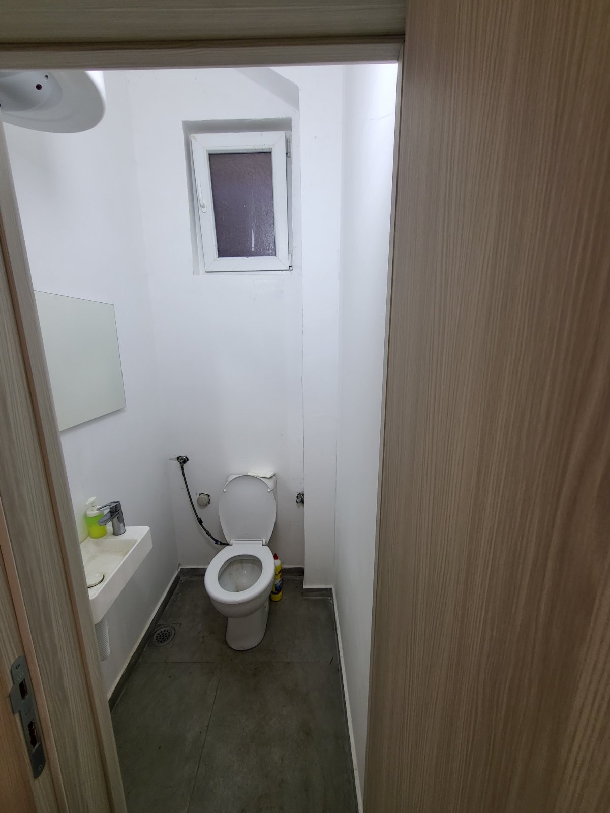 Izdajem poslovni prostor na Ledinama 4