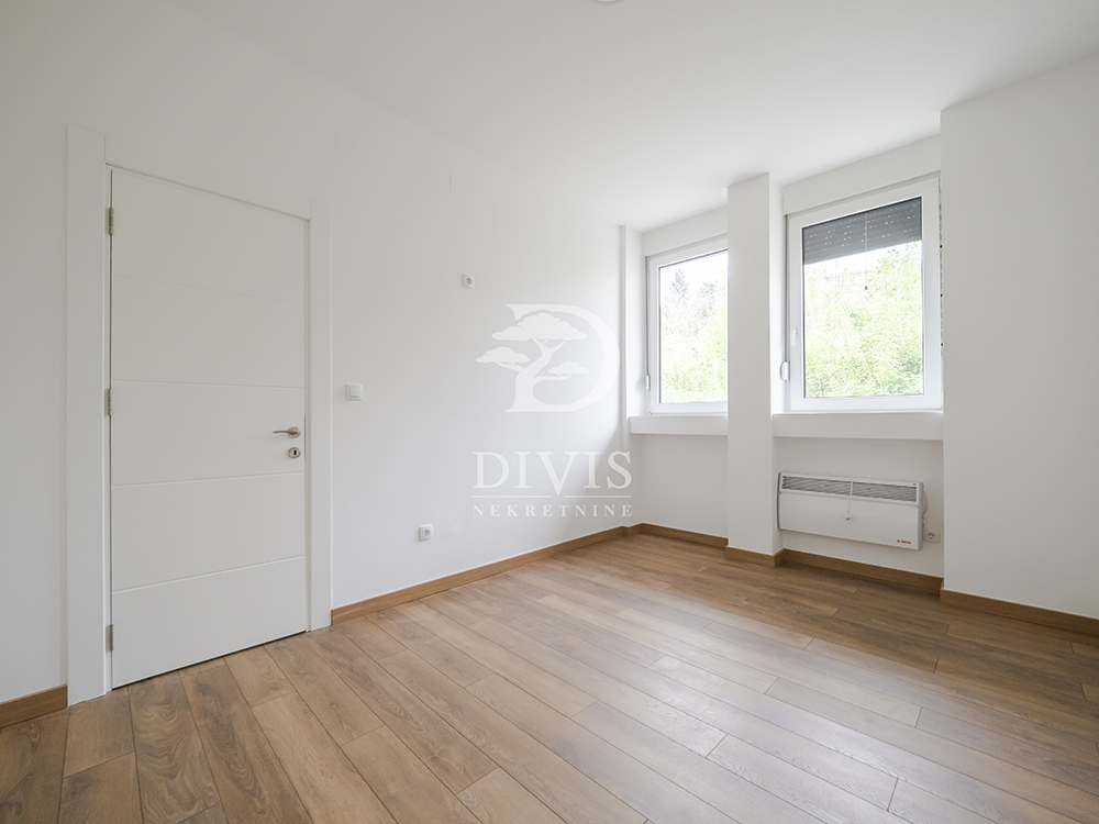 Nov  neuseljavan četvorosoban stan  Dedinje  195m2 4