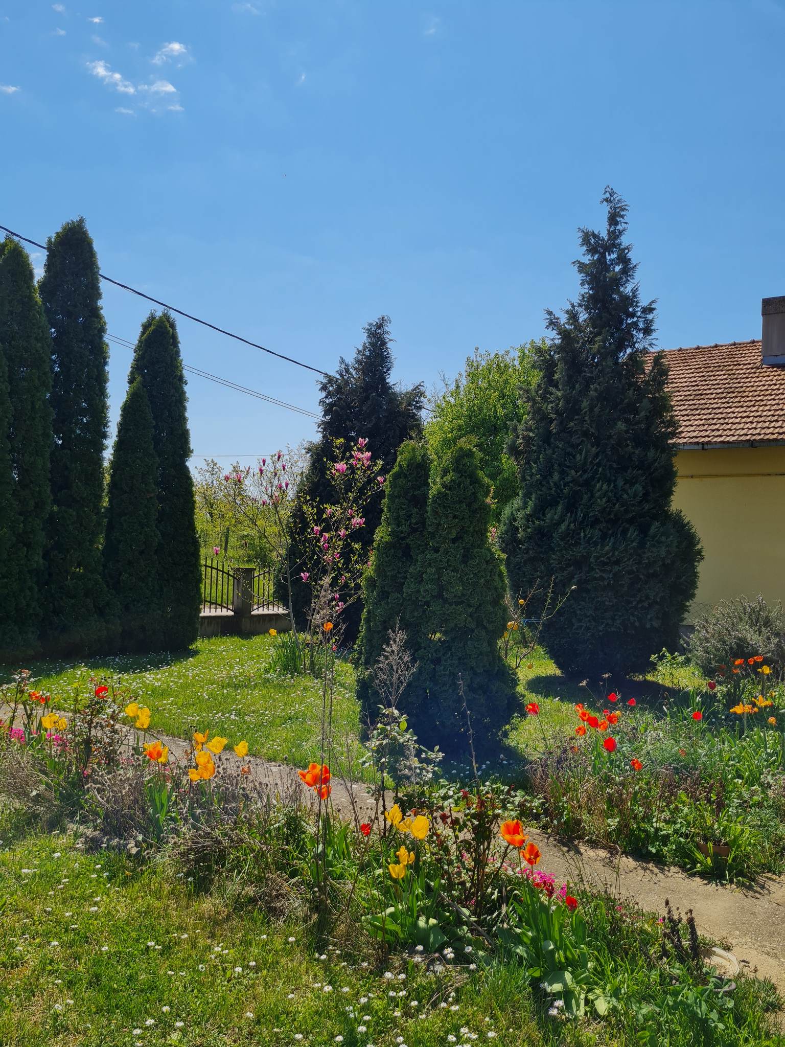 Na prodaju dvospratna uknjizena kuca 4