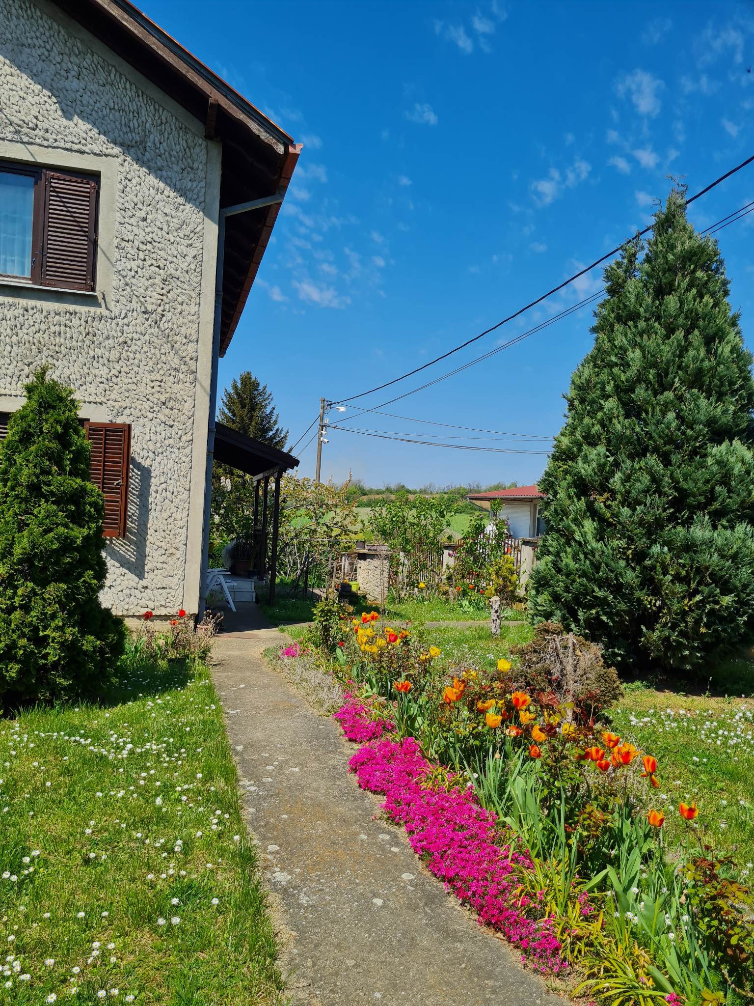 Na prodaju dvospratna uknjizena kuca 5