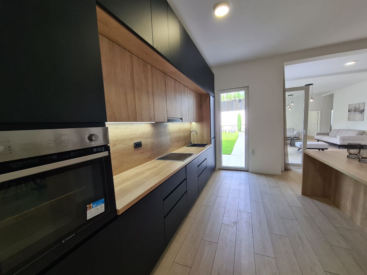 Stan sa garažnim mestom  Velisava Vulovića  220m2 2