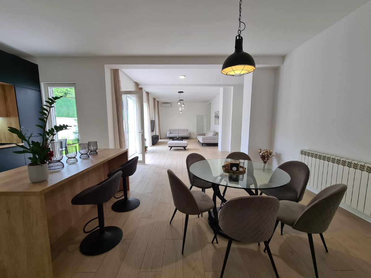 Stan sa garažnim mestom  Velisava Vulovića  220m2 1