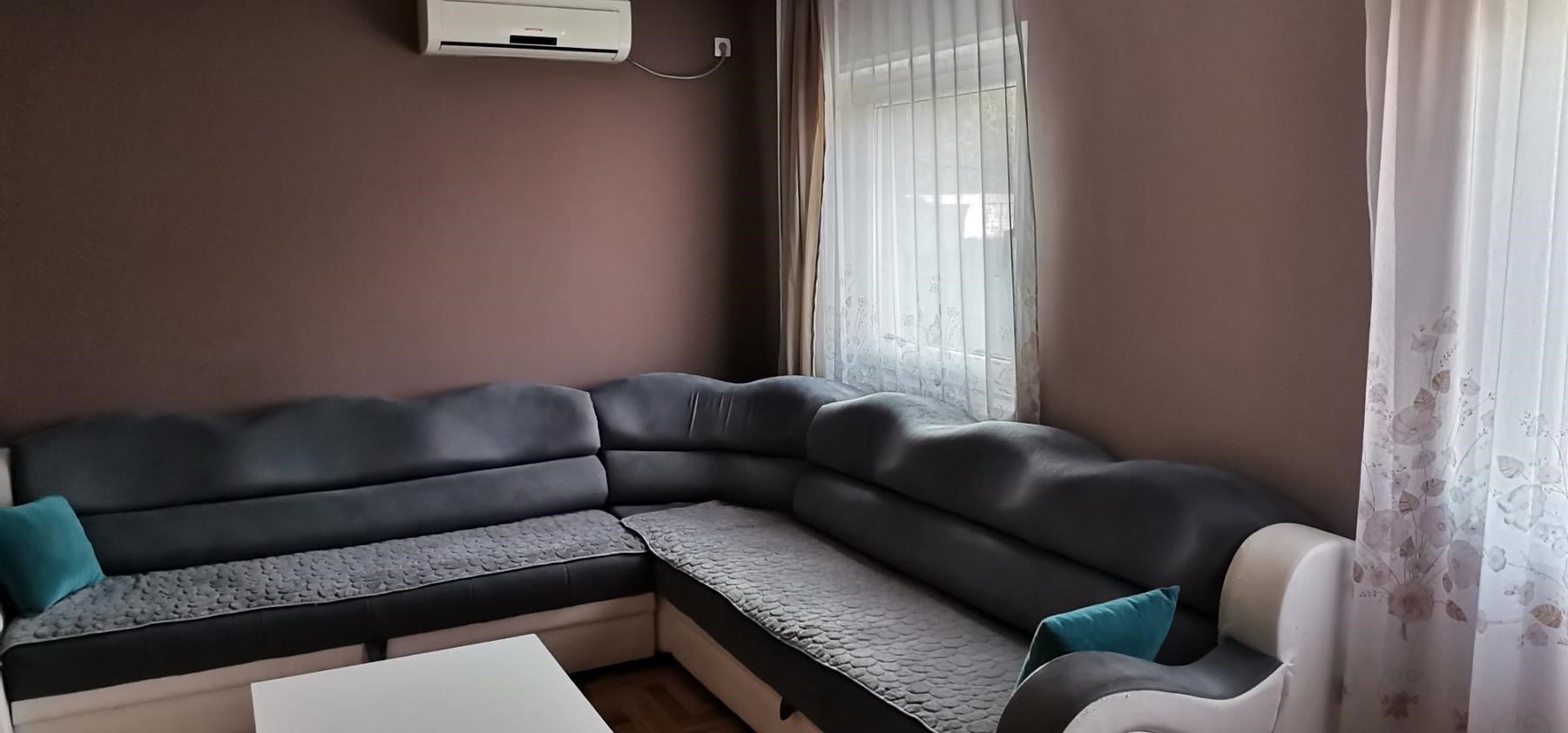 Izdajem kompletno namesten petosoban stan u Zemunu 1