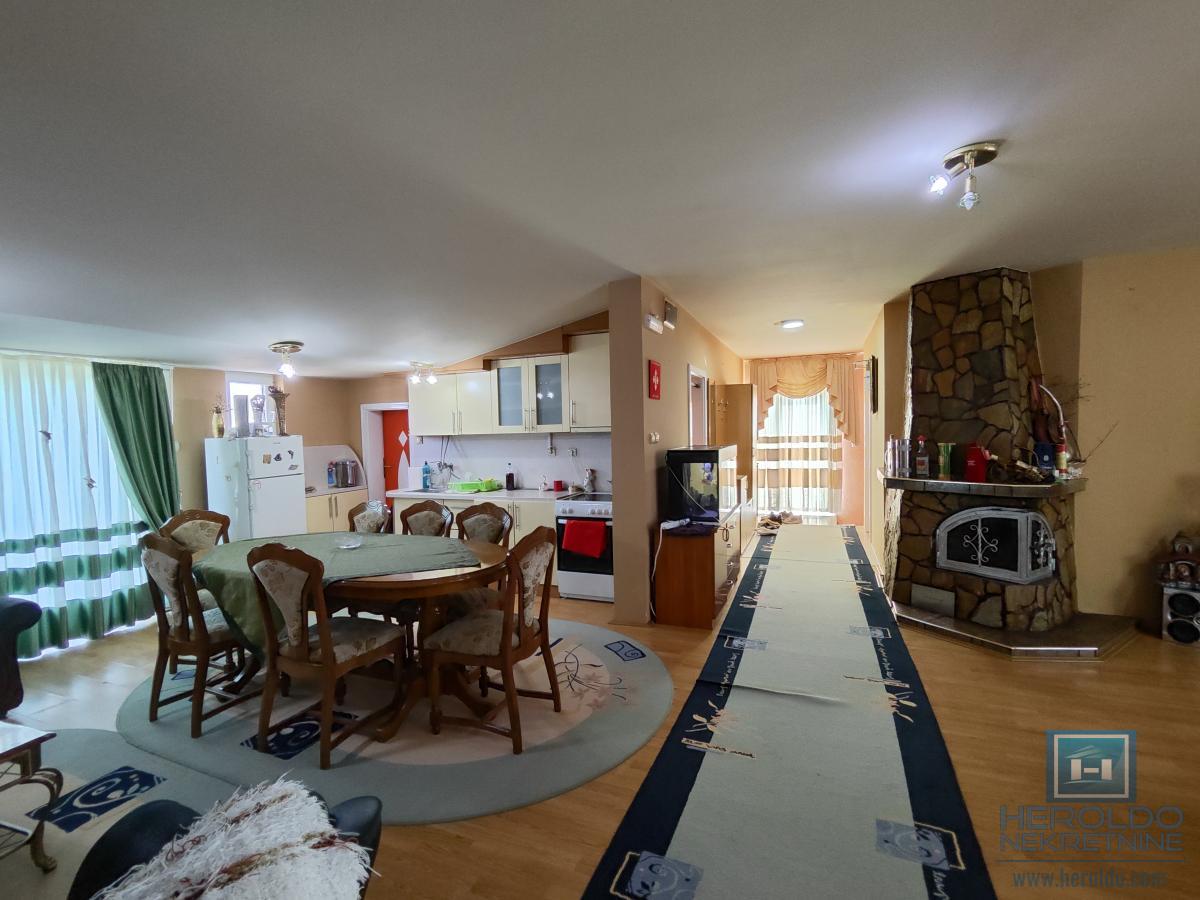 Kuća sa velikim placem 22