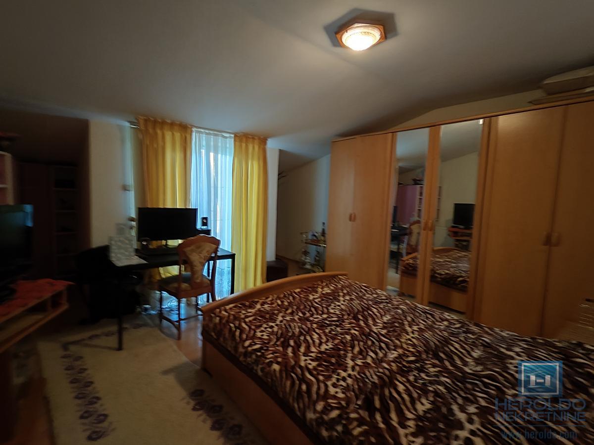 Kuća sa velikim placem 23