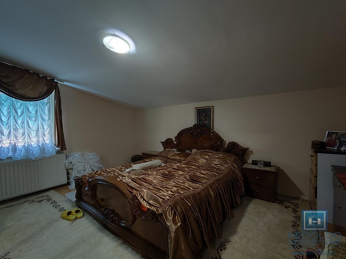 Kuća sa velikim placem 24