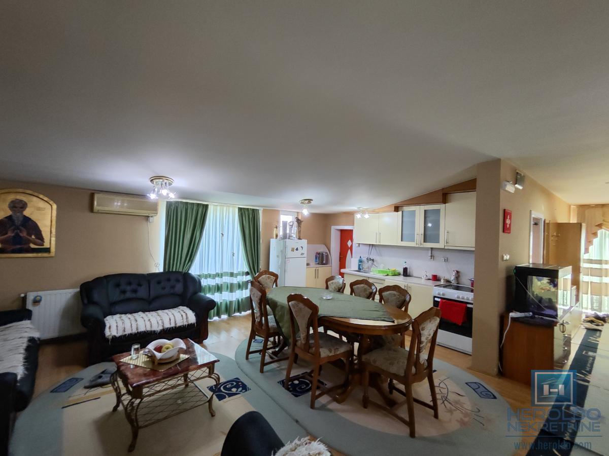 Kuća sa velikim placem 1