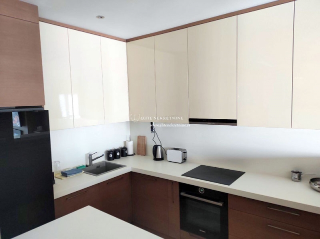 Izdavanje Cetvorosoban lux stan sa garazom Vracar 9