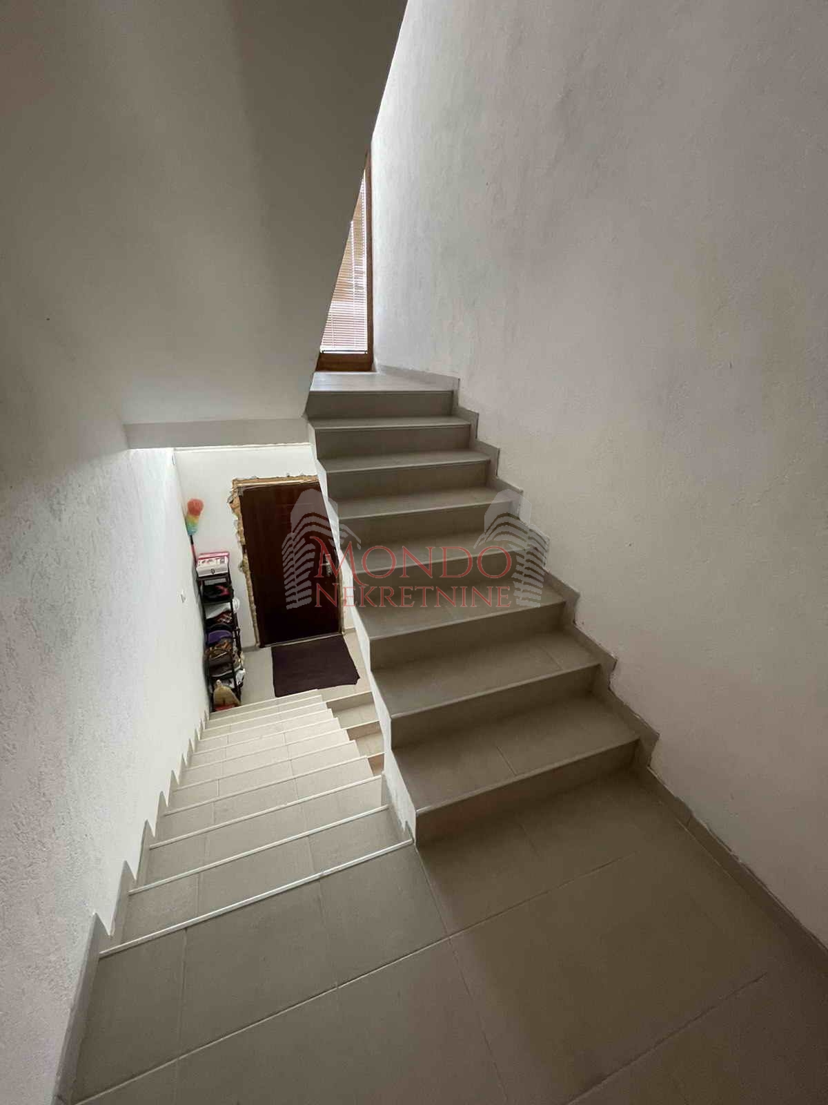 Kuća na ledenoj steni, eg, dvorište, Niš 17