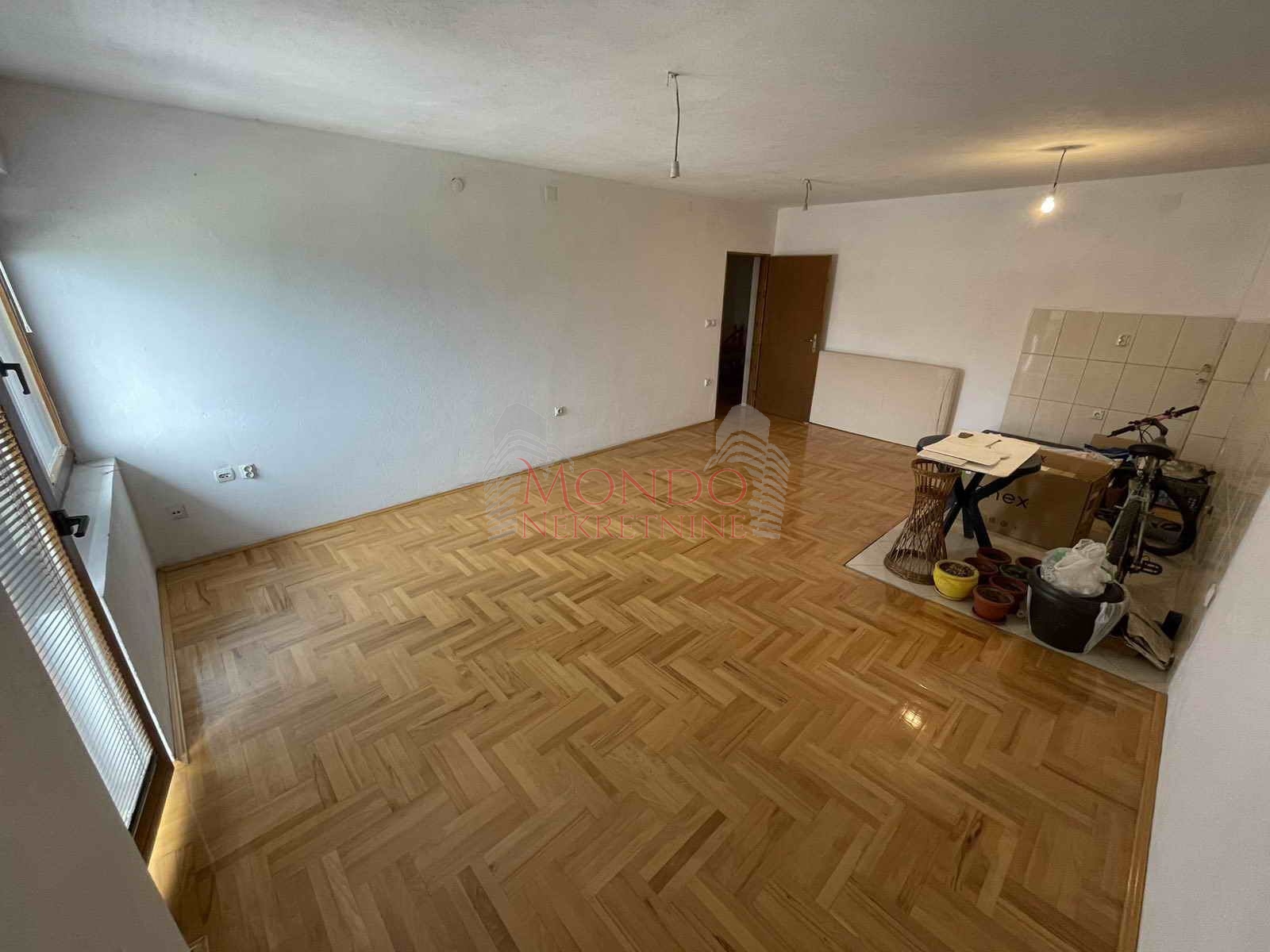 Kuća na ledenoj steni, eg, dvorište, Niš 19