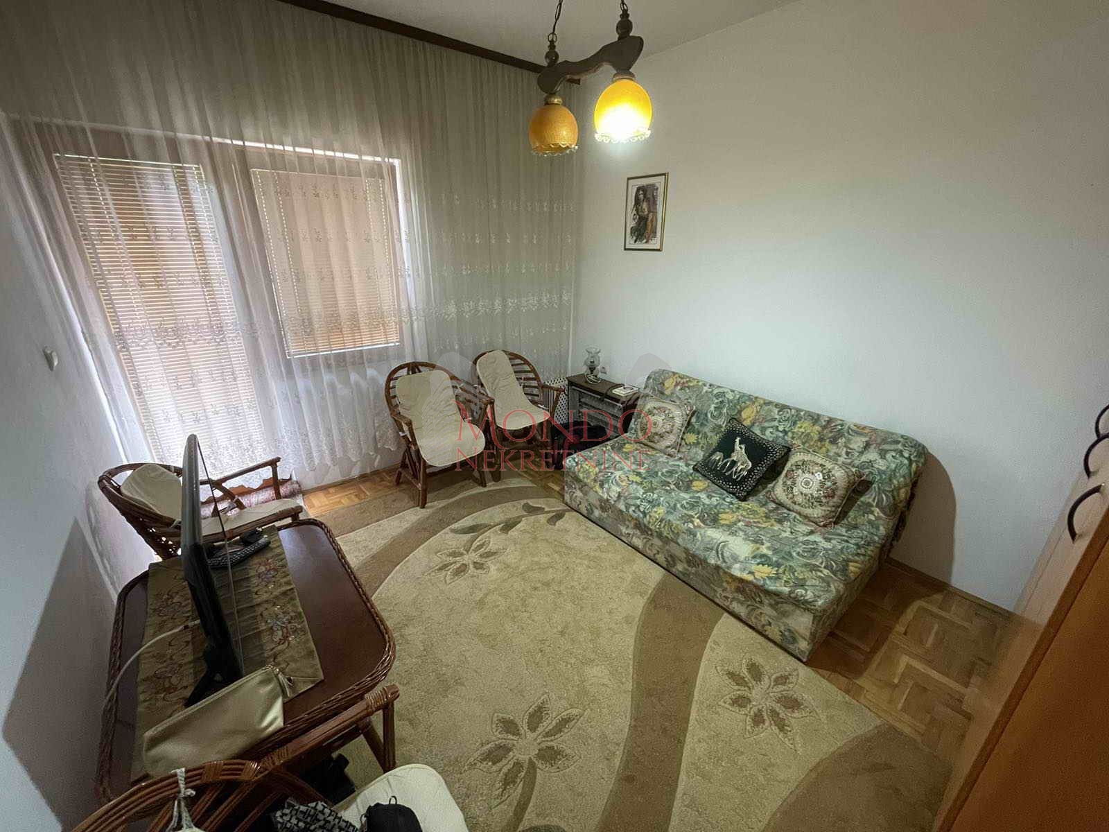 Kuća na ledenoj steni, eg, dvorište, Niš 11