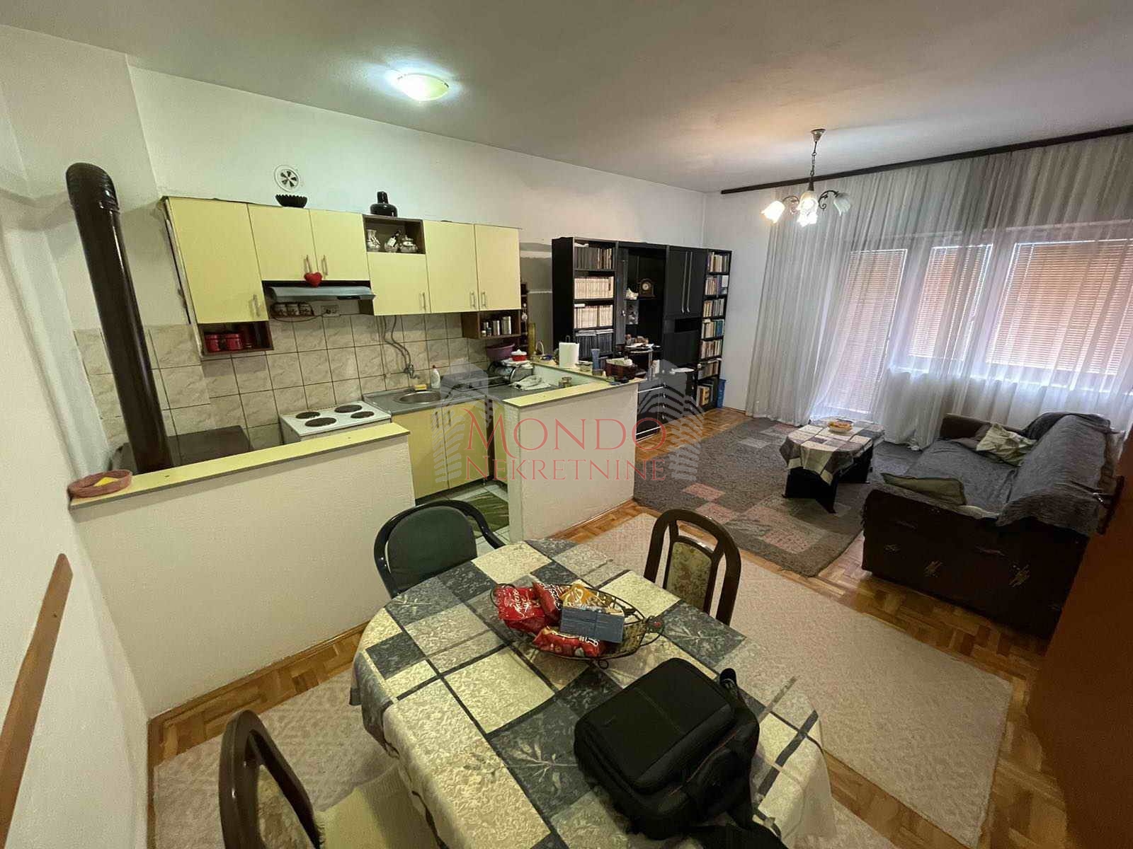 Kuća na ledenoj steni, eg, dvorište, Niš 3