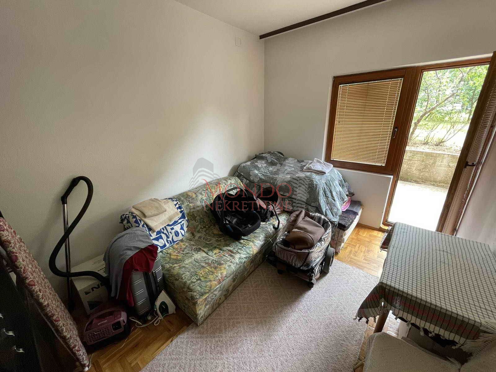 Kuća na ledenoj steni, eg, dvorište, Niš 12