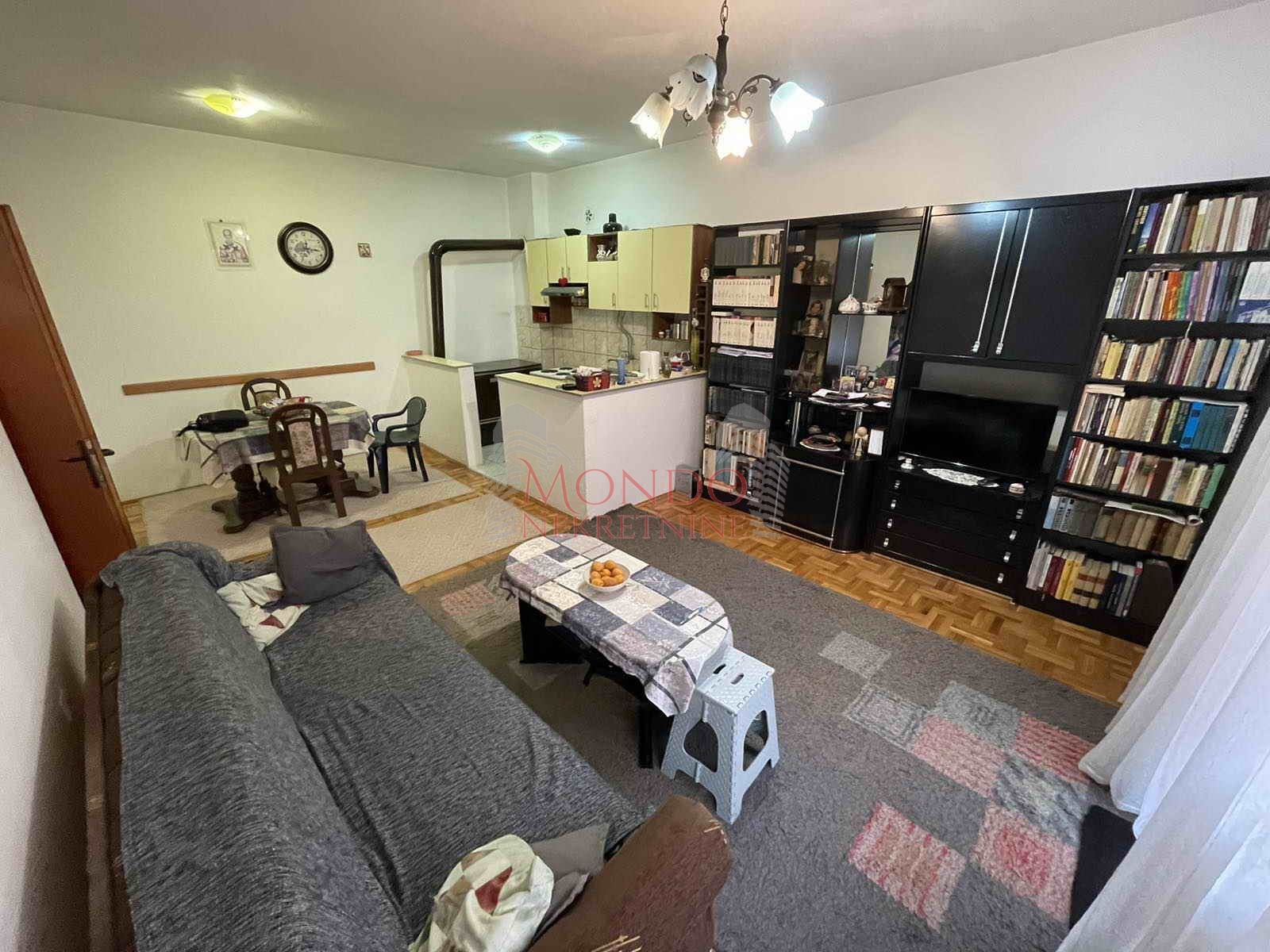 Kuća na ledenoj steni, eg, dvorište, Niš 1