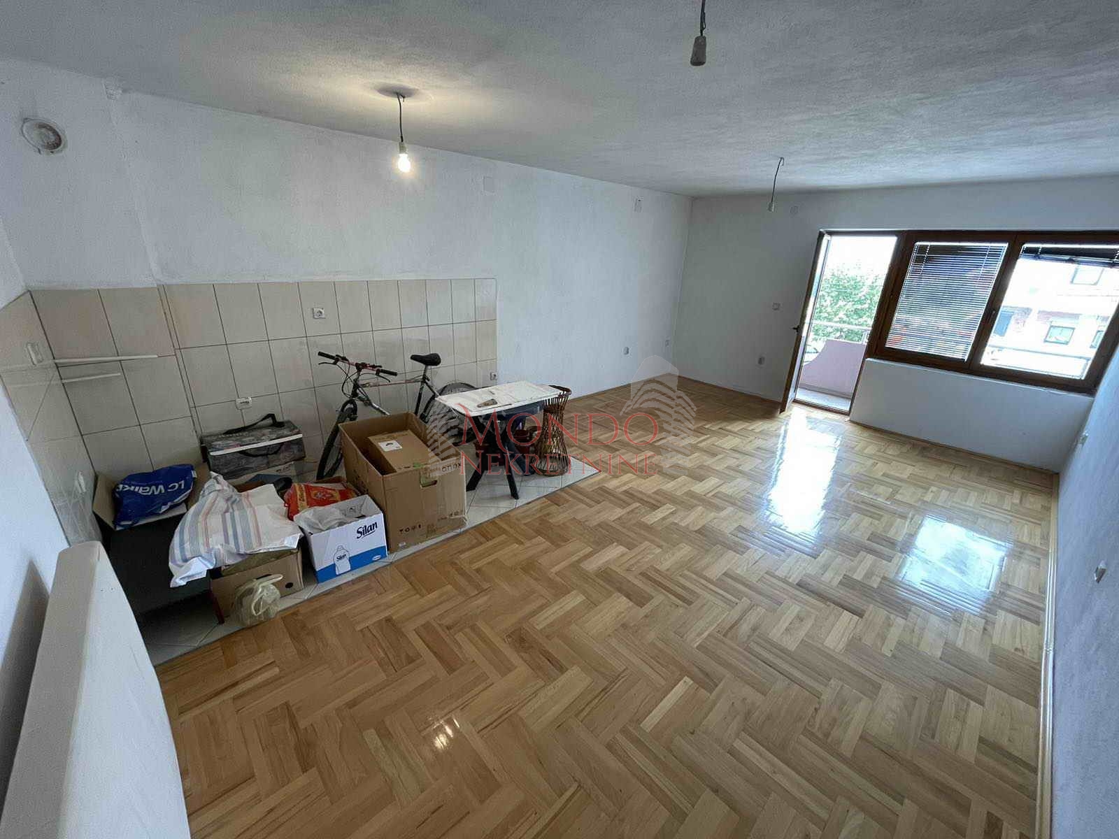 Kuća na ledenoj steni, eg, dvorište, Niš 18