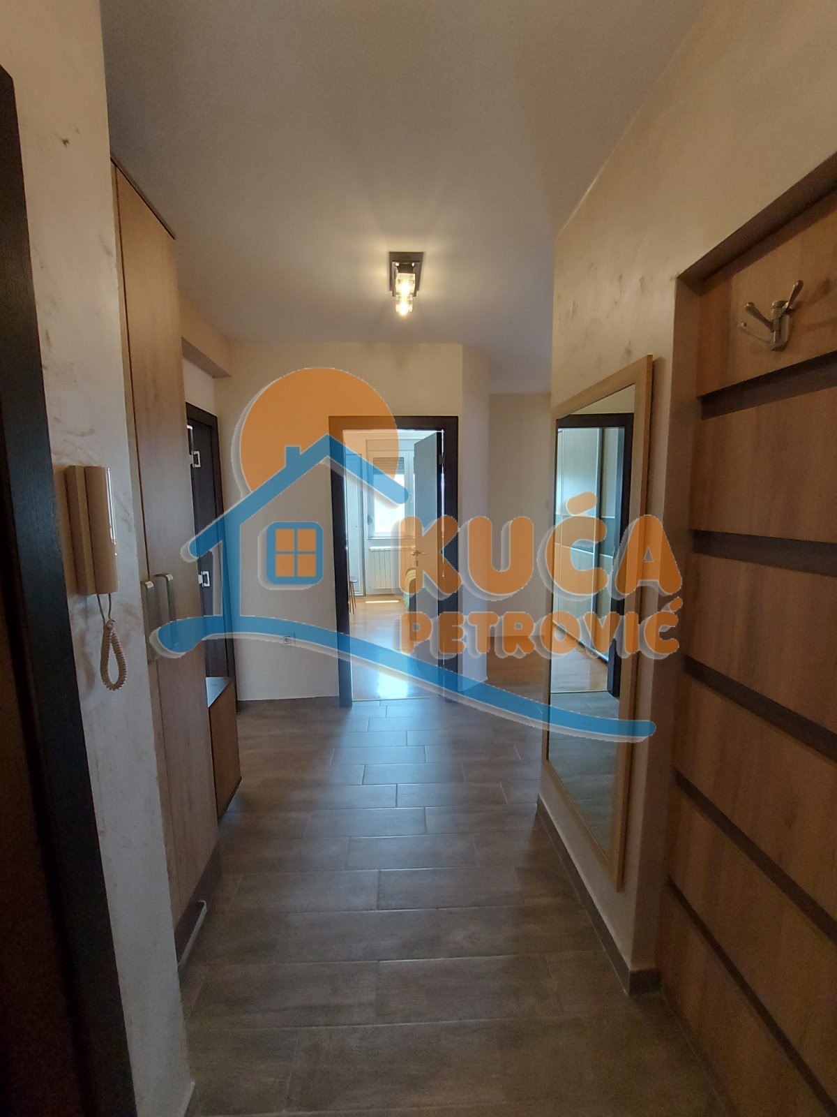 Trosoban stan, 66 m2, Čair, 9. brigade ID: i-012013 14