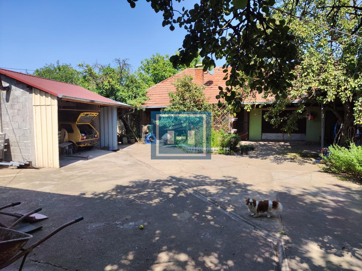 Seoska kuća na glavnom putu 1