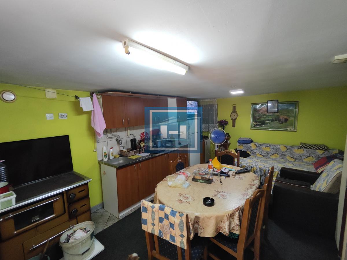 Seoska kuća na glavnom putu 4