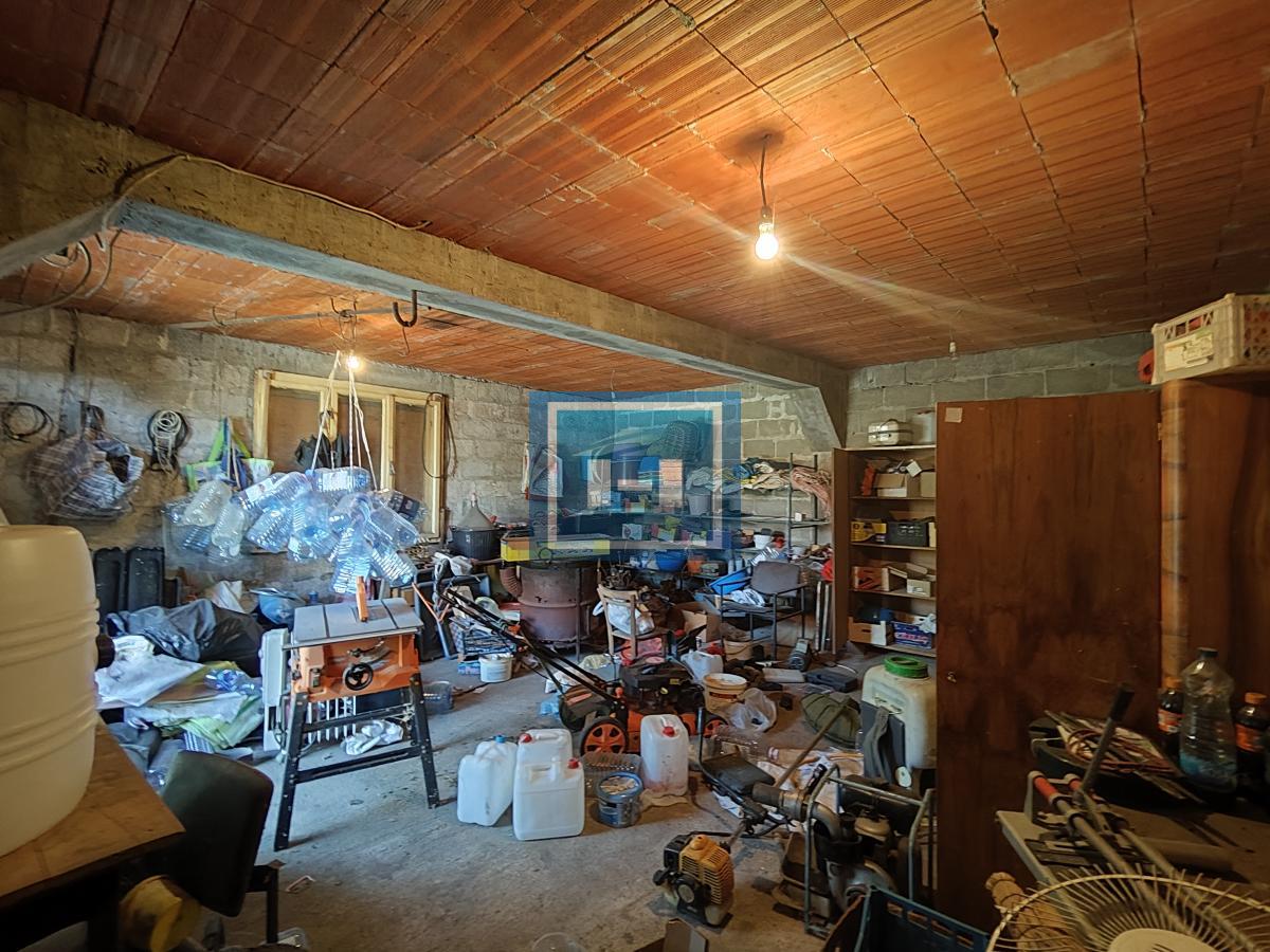 Seoska kuća na glavnom putu 11