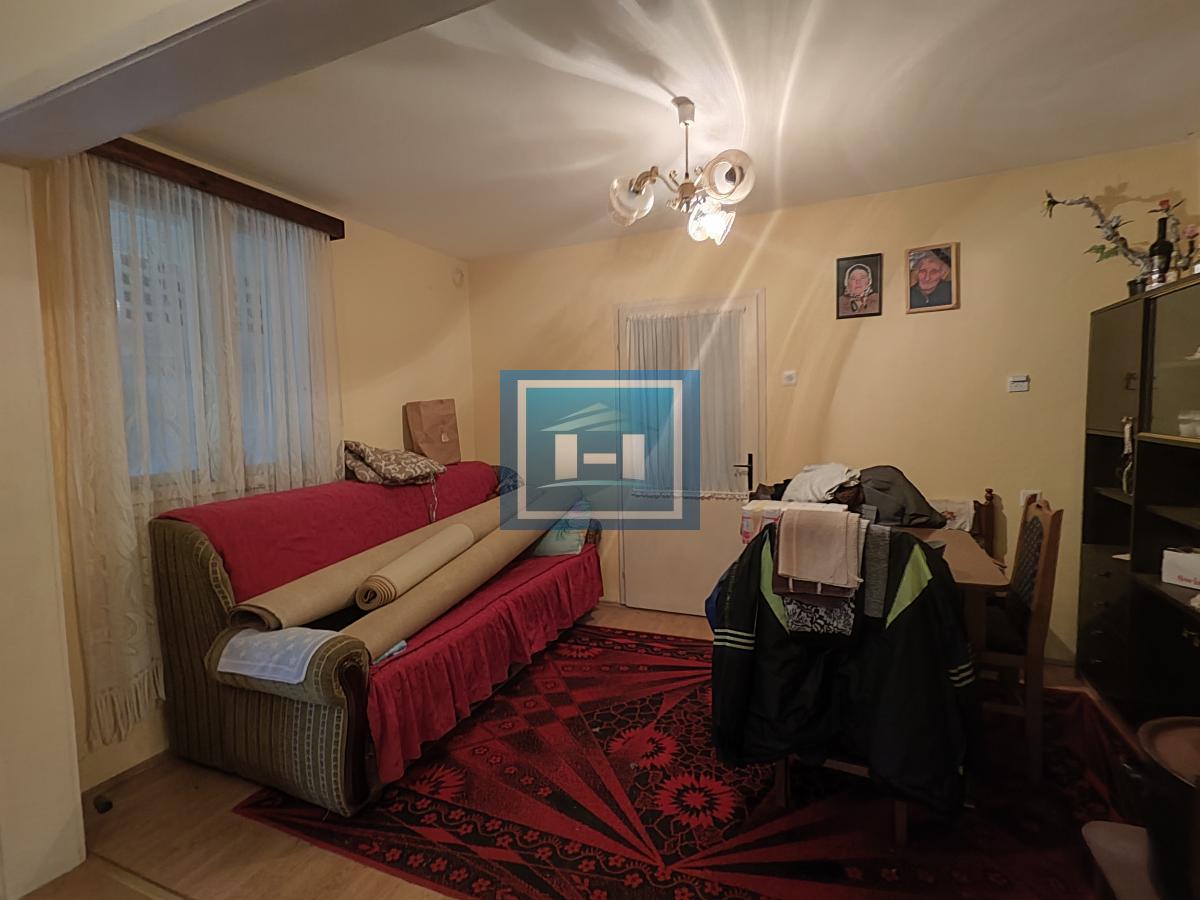 Seoska kuća na glavnom putu 5