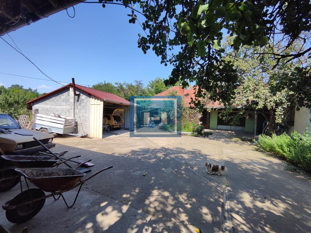 Seoska kuća na glavnom putu 6