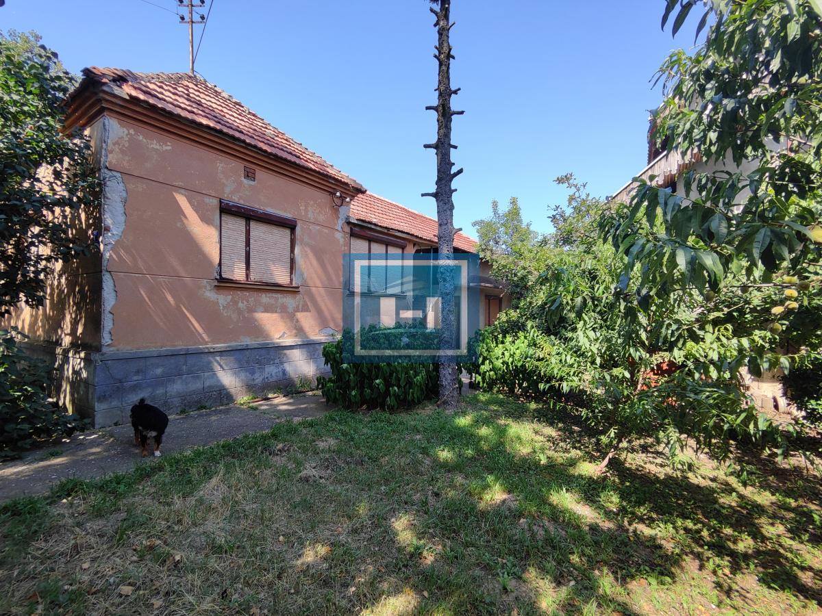 Seoska kuća na glavnom putu 19