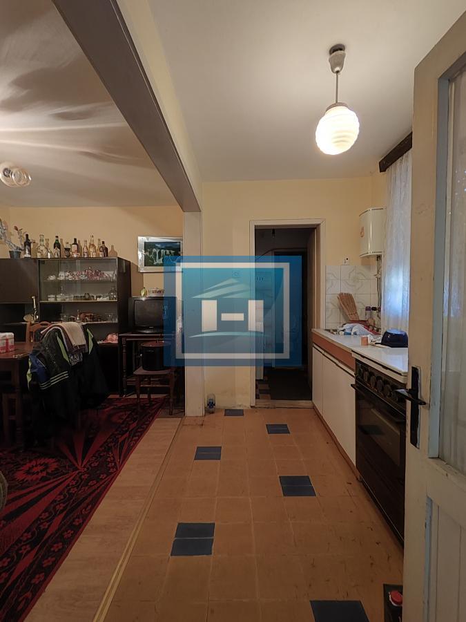 Seoska kuća na glavnom putu 20